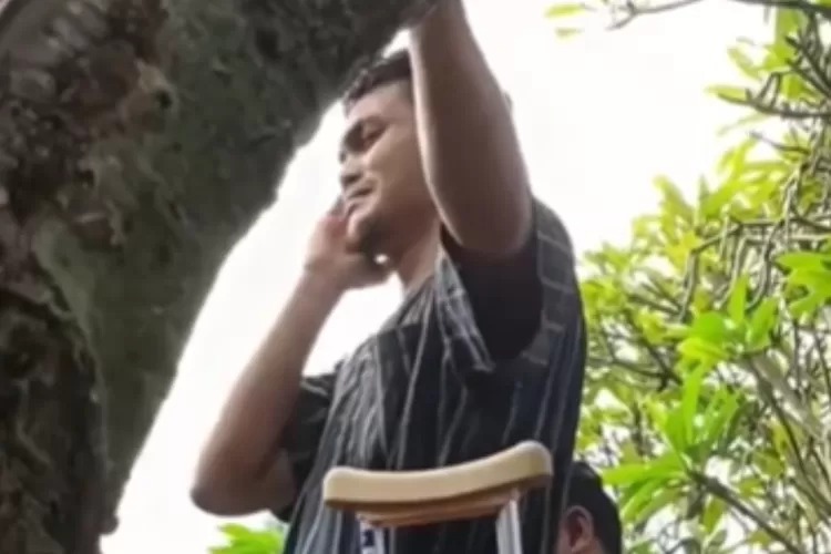 Tangis Haru Rachmat Irianto Saat Mengadzani Jenazah Ayahnya, Bejo Sugiantoro